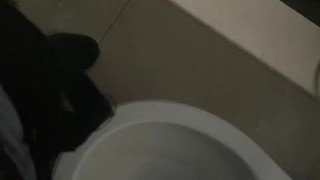 risky jakol, sa cr ng boss ko naki jakol buti di nahuli