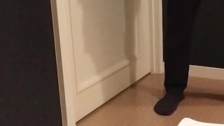 スーツ姿でおしっこおもらし