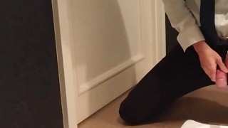 スーツ姿でおしっこおもらし