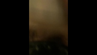 Sa chatte crémeuse squirt sur une grosse bite