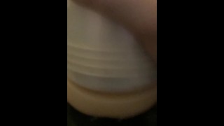 Sa chatte crémeuse squirt sur une grosse bite