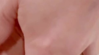 【個人撮影】パイパンおまんこから白濁愛液♡潮吹きでシーツがびしょ濡れ