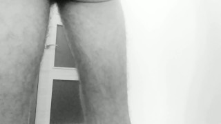 🇻🇪🇦🇷🇪🇨Masturbacion de Este Chico Guapo Delgado con Gran Polla en Blanco y Negro