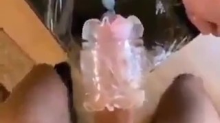 Probando este juguete sexual