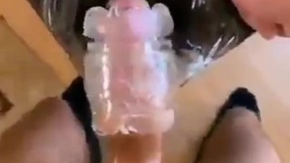 Probando este juguete sexual