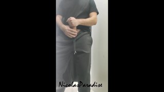 В примернчной с приоткрытой занавеской, дрочу и кончаю в новые штаны