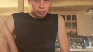 Twink a casa da solo con il cazzo duro sborra nel salotto