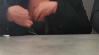 Moglie troia fa si fa toccare le tette nel bar e si masturba