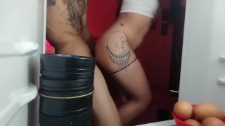 FUI EN BUSCA DE LA LECHE A LA NEVERA Y LA CONSEGUI - PORNO EN ESPAÑOL