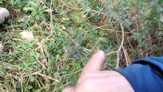 🇪🇨El Tio Cachondo Salio De Excursion,Al Sacar Su Bonita Polla Una Garrapata Cayo En Su Verga😱