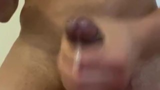 Latino con mucha leche se hace paja