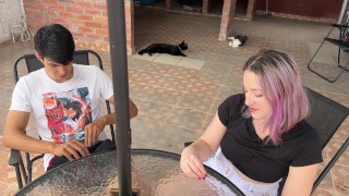 MI HERMANASTRA QUIERE QUE LE ENSEÑE A BESAR PERO NO AGUANTE A FOLLARLA PARTE 2