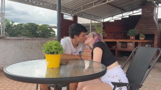 MI HERMANASTRA QUIERE QUE LE ENSEÑE A BESAR PERO NO AGUANTE A FOLLARLA PARTE 2