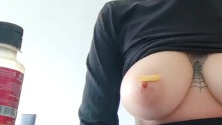 Comendo hamburguer gostoso