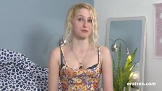 Ersties - Kätzchen Callisto spielt mit Dildo