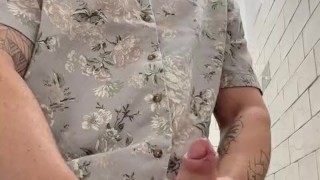 Semental se masturba en el urinal público esperando que venga el próximo macho a comerle su pollon