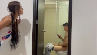 Mi tímida hermanastra me sorprende masturbandome y se antoja de que la folle muy duro hasta correrse