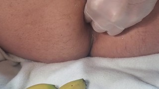 肛門に食べ物を挿入するのが好きな変態日本人。バナナ、スティックケーキ、マシュマロ。