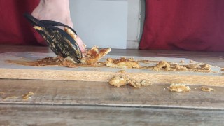 CRUSH A CAKE , FOOD CRUSH WITH FEET