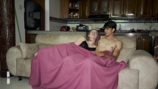 MI HERMANASTRO ME INVITA A VER PELICULA PERO SE ME ANTOJO CABALGAR EN SU VERGA