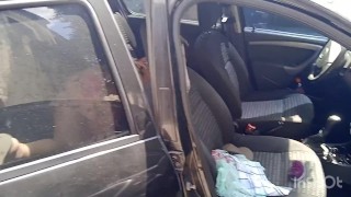 GOSTOSA LAVA O CARRO SE EXIBINDO NA RUA