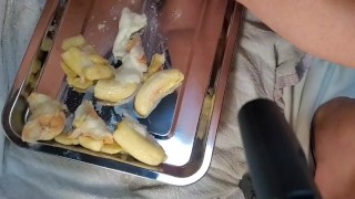 アナルにパンとバナナ挿入して排泄