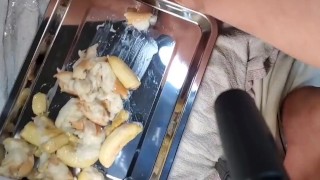 アナルにパンとバナナ挿入して排泄