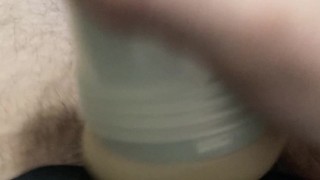 Ma grosse bite poilue gicle sur sa petite chatte fleshlight