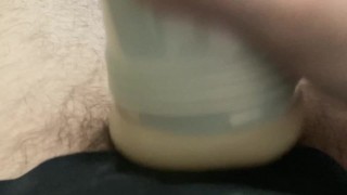 Ma grosse bite poilue gicle sur sa petite chatte fleshlight