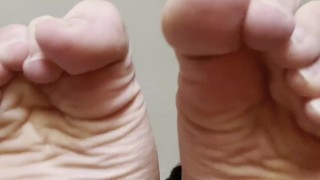 Hot Muscular Male Wants You To Worship His Feet