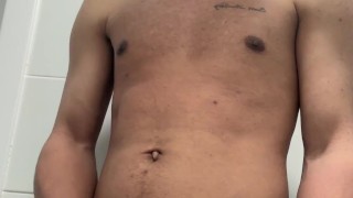 Je sors tout mon sperme dans la salle de bain tu veux