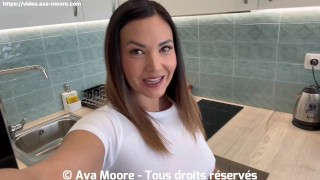 Fellation et baise : cette nymphomane adore prendre des bites bien dures et les faire jouir en elle.