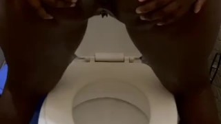 BIG ASS EBONY PEEING(PISSING)Alot on DOGGY STYLE like a Tap.