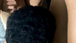 Hombre mete su lengua dentro de mi vagina y me hace tener un orgasmo que me hace gemir y templar