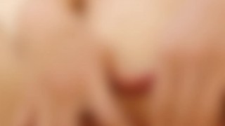 人妻の不倫セックス 手こきして中出し