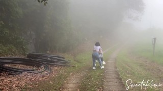 Amigas cachondas me desnudan en via publica para ver mi culo, tetas y coño