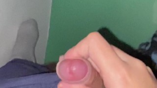 Tocando mi pequeño pene (ESPERABA SACAR MAS LECHE)