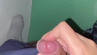 Tocando mi pequeño pene (ESPERABA SACAR MAS LECHE)
