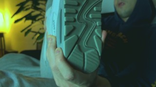 Dude sucks his own sweaty toes and cums in his own mouth