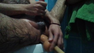 metiendo consolador en el culo