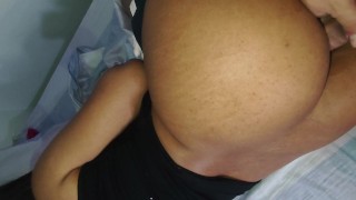 Amo que mi padrastro me folle el culo de ladito