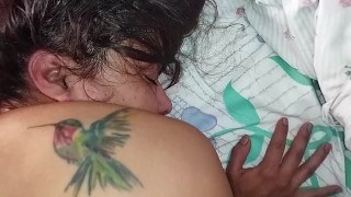 Vecina caliente recibe leche en todas partes