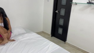 Mi pequeña hermanastra prueba una polla por primera vez y disfruta mientras lo hace.