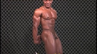 BODYBUILDER ANDRE STEELE does the splits naked
