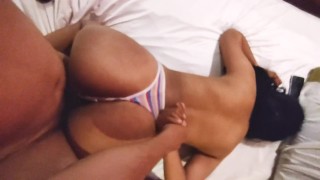 Me coje en cuatro y pone mi tanga de colores de lado