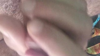 Uma visão diferente do meu pau e minhas bolas. Gozei gostoso de tanto tesão