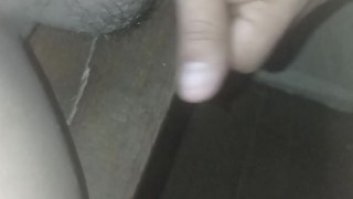 Solo quedé en mi cuarto. Y me la jalo rápido.