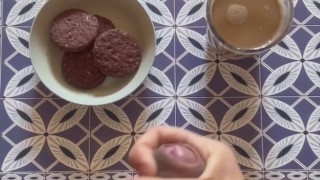 Colazione con biscotti ripieni di sperma