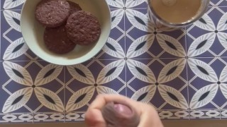 Colazione con biscotti ripieni di sperma