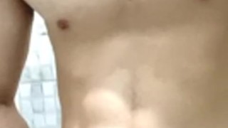 Twunk jerking off in the bath